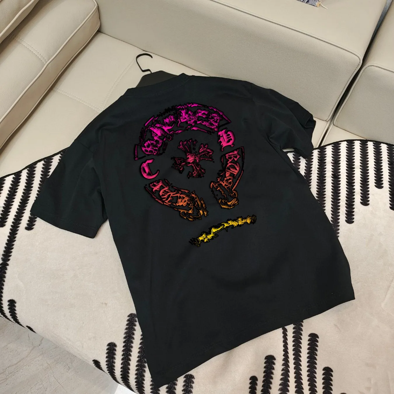 🅿️190 Chrome Hearts Chrome Hearts printed round neck short-sleeved T-shirt. 1:1 paired fabric. 250g terry high weight 100% pure cotton. Pre-shrunk 1×1 double yarn will not deform for a lifetime. Same style for men and women. Official website details are consistent. Horseshoe prints and smoke letter logo letter printing. Complete three standards. Moisture-proof paper. Distinguish market currency. Feel free to compare. OS version. Can wear up to 200 pounds without pressure. The upper body is comfortable and stylish. Color: black, white, Size: s-xxl
